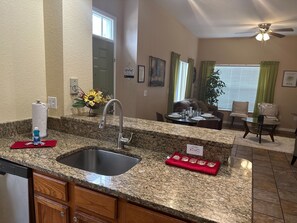 大型冷蔵庫、電子レンジ、ミキサー