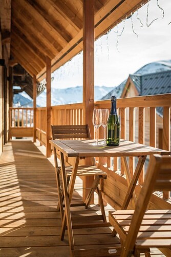 Renovated mountain chalet with jacuzzi 4* sleeps 15
