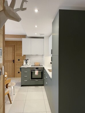 Fridge, oven, dishwasher, cookware/dishes/utensils