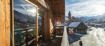 Charming 11-person chalet close to the village centre