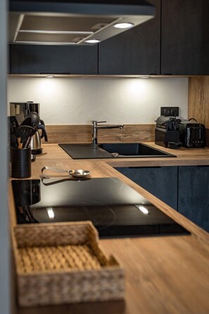 Geladeira, fogão, lava-louças, torradeira