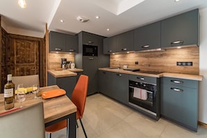 Fridge, oven, dishwasher, cookware/dishes/utensils