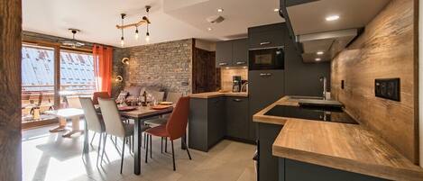 Køleskab, ovn, opvaskemaskine, køkkentøj/tallerkener/redskaber