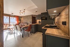 Kühlschrank, Ofen, Geschirrspüler, Kochgeschirr/Geschirr/Besteck