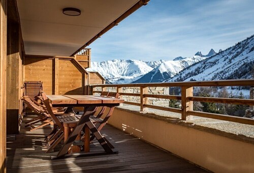 Beautiful 6-person top of the range flat with two sunny terraces in the heart of the village