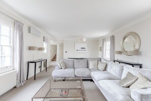 TV - Luxurious 3BD Flat - Sloane Square, Chelsea! (London)