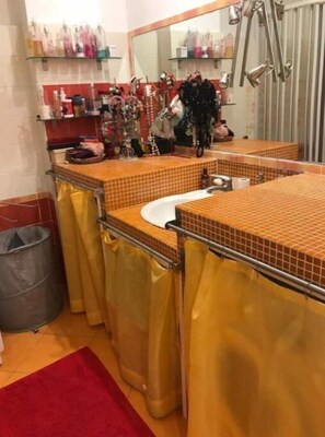 Chuveiro, secador de cabelo, bidê, toalhas de banho