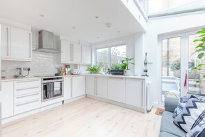 Fridge, microwave, oven, stovetop - Beautifully Designed 2BD House - by Queen's Park! (London)