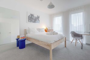 A bedroom with a bed, bedside table, chair, and a desk with a chair. - Bright 1 BDR Flat Balcony Heart of Brixton (Brixton)
