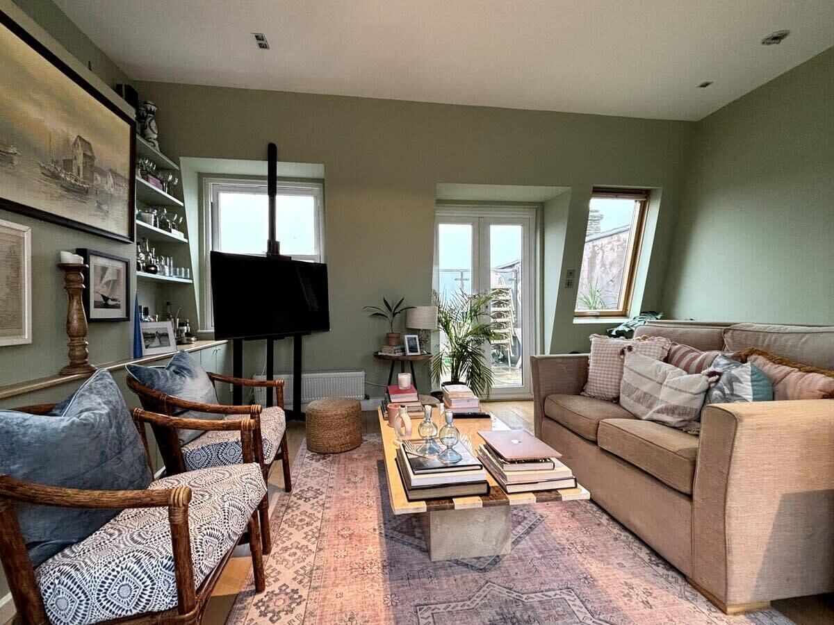 Televisión y oficina 