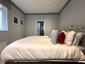 2 bedrooms, iron/ironing board, internet, bed sheets