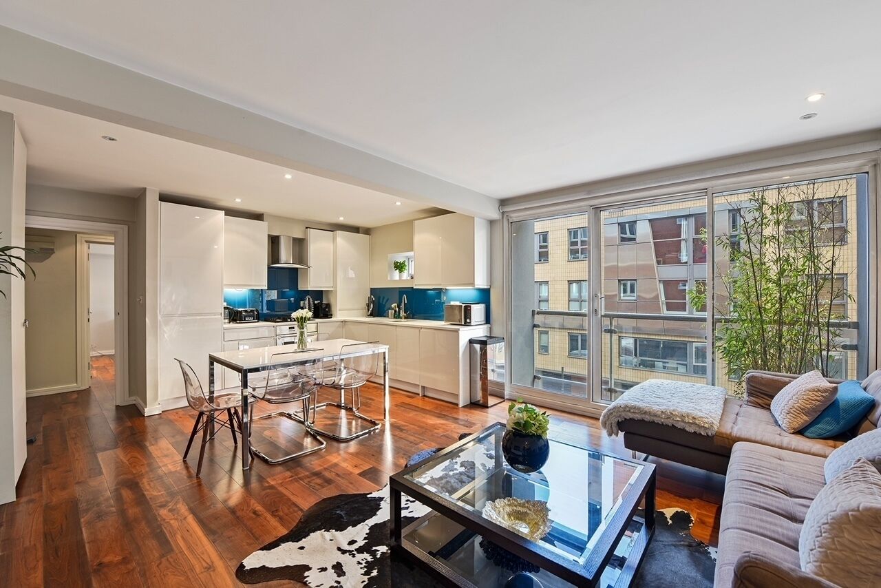 Televisión, estéreo, oficina y monitor de computadora 