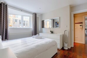 1 habitación, tabla de planchar con plancha, internet y ropa de cama