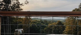 Luxury Dome at Fox Wood, with Cedar Hot Tub on large deck, built-in hammock and mountain views, only 15 minutes from downtown Eureka Springs and 8 minutes from Beaver Lake.