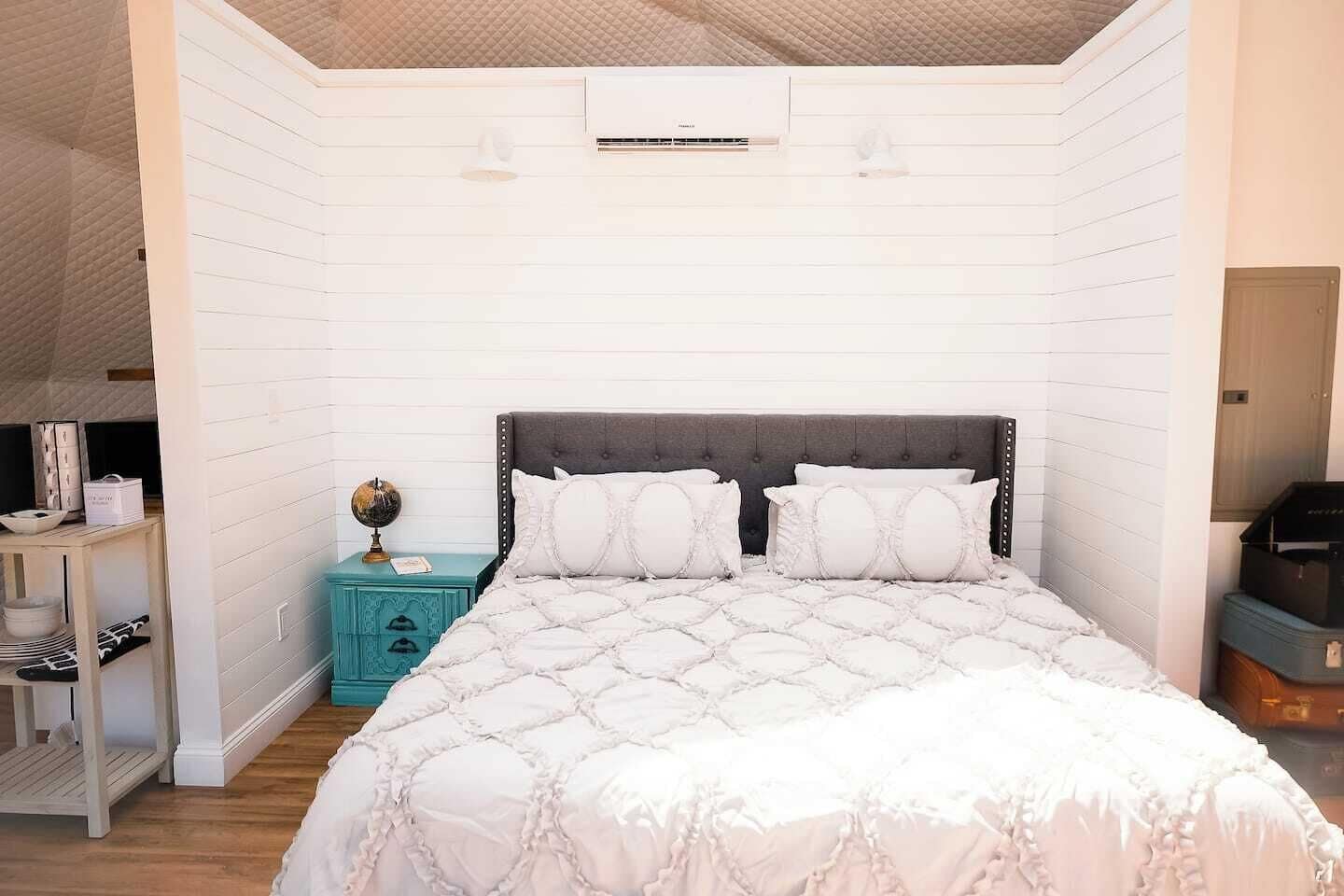 1 bedroom, bed sheets