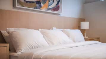 4 chambres, bureau, fer et planche à repasser, lit parapluie