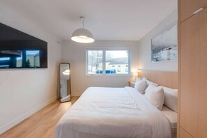 4 bedrooms, desk, iron/ironing board, travel crib