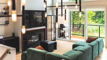 Télévision, cheminée, baby-foot, chaîne hi-fi