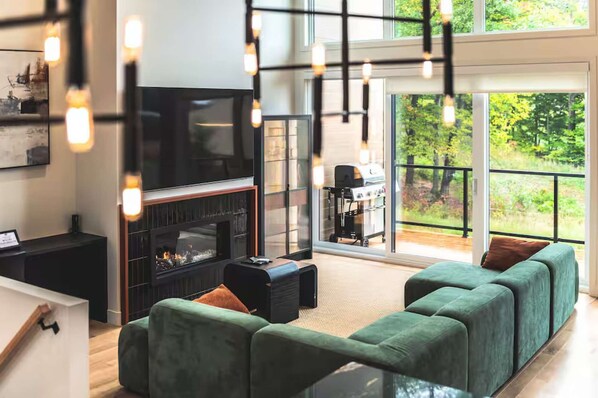 TV, fireplace, foosball, stereo
