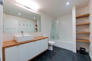 Séchoir à cheveux, serviettes fournies