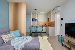 Appartement (1 Bedroom) | Salle de séjour | Téléviseur