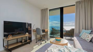 Apartment (1 Bedroom) | Wohnzimmer | Fernseher