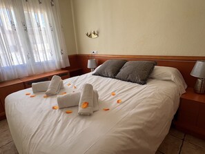 3 slaapkamers, een strijkplank/strijkijzer, gratis wifi, beddengoed