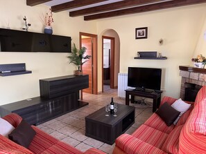 Een smart-tv en een open haard