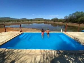 Una piscina al aire libre