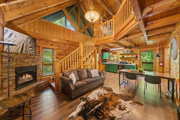 Living area - Middle-of-noBear /Dollywood (Sevierville)