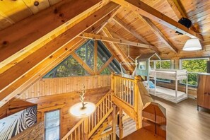 Interior - Middle-of-noBear /Dollywood (Sevierville)