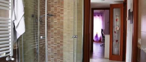 Douche, sĂšche-cheveux, bidet, serviettes fournies