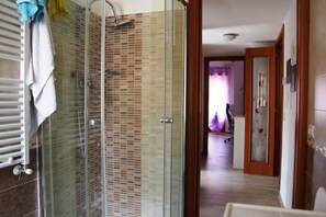 Doccia, asciugacapelli, bidet, asciugamani
