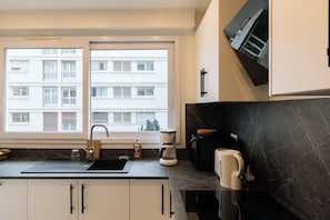 Kjøleskap, mikrobølgeovn, ovn og kokeplater