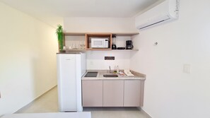 Firemannsrom – deluxe | Eget kjøkken | Kjøleskap, kokeplater, oppvaskmaskin og brødrister