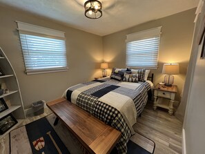 3 bedrooms, iron/ironing board, travel cot, WiFi - Quaint cottage on the grounds of the White River Canoe Company in Noblesville IN (Noblesville)