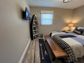 3 bedrooms, iron/ironing board, travel cot, WiFi - Quaint cottage on the grounds of the White River Canoe Company in Noblesville IN (Noblesville)