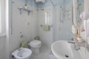 Dusche, Haartrockner, Bidet, Seife