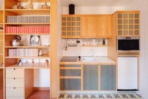 Cafetière/bouilloire, batterie de cuisine, vaisselle et ustensiles