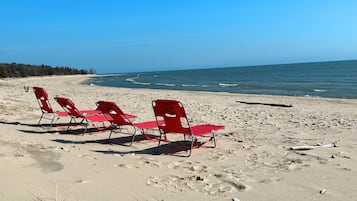 Tæt på stranden, liggestole, badehåndklæder
