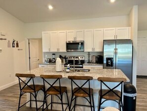 Køleskab, mikrobølgeovn, ovn, kogeplade