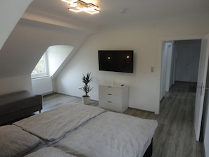 2 Schlafzimmer, Schreibtisch, Bügeleisen/Bügelbrett, WLAN