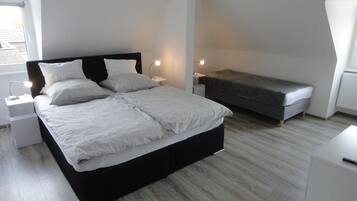 2 bedrooms, desk, iron/ironing board, WiFi