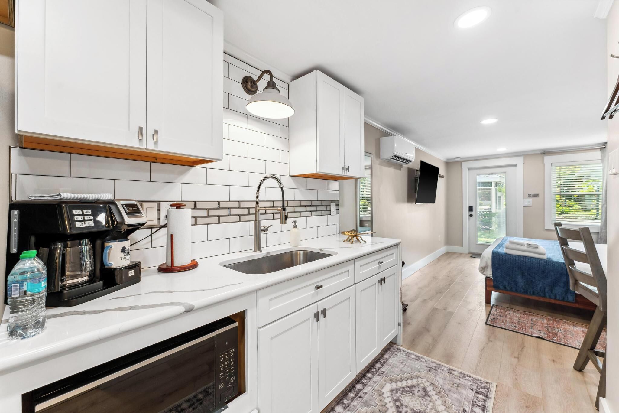 Micro-ondes, cafetière/bouilloire