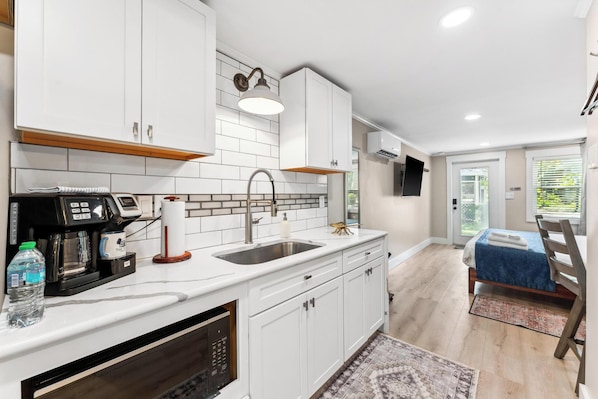 Microwave, coffee/tea maker, cookware/dishes/utensils - The Marigold ★ 1 Gig Wi-Fi ★ Minutes to Everything (Mount Dora)