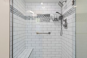 Dusche, Haartrockner, Shampoo