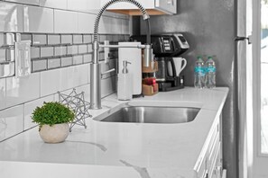 Micro-ondes, cafetière/bouilloire, bouilloire électrique