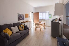 Living area - 2 bedroom apartment in rome (Roma)