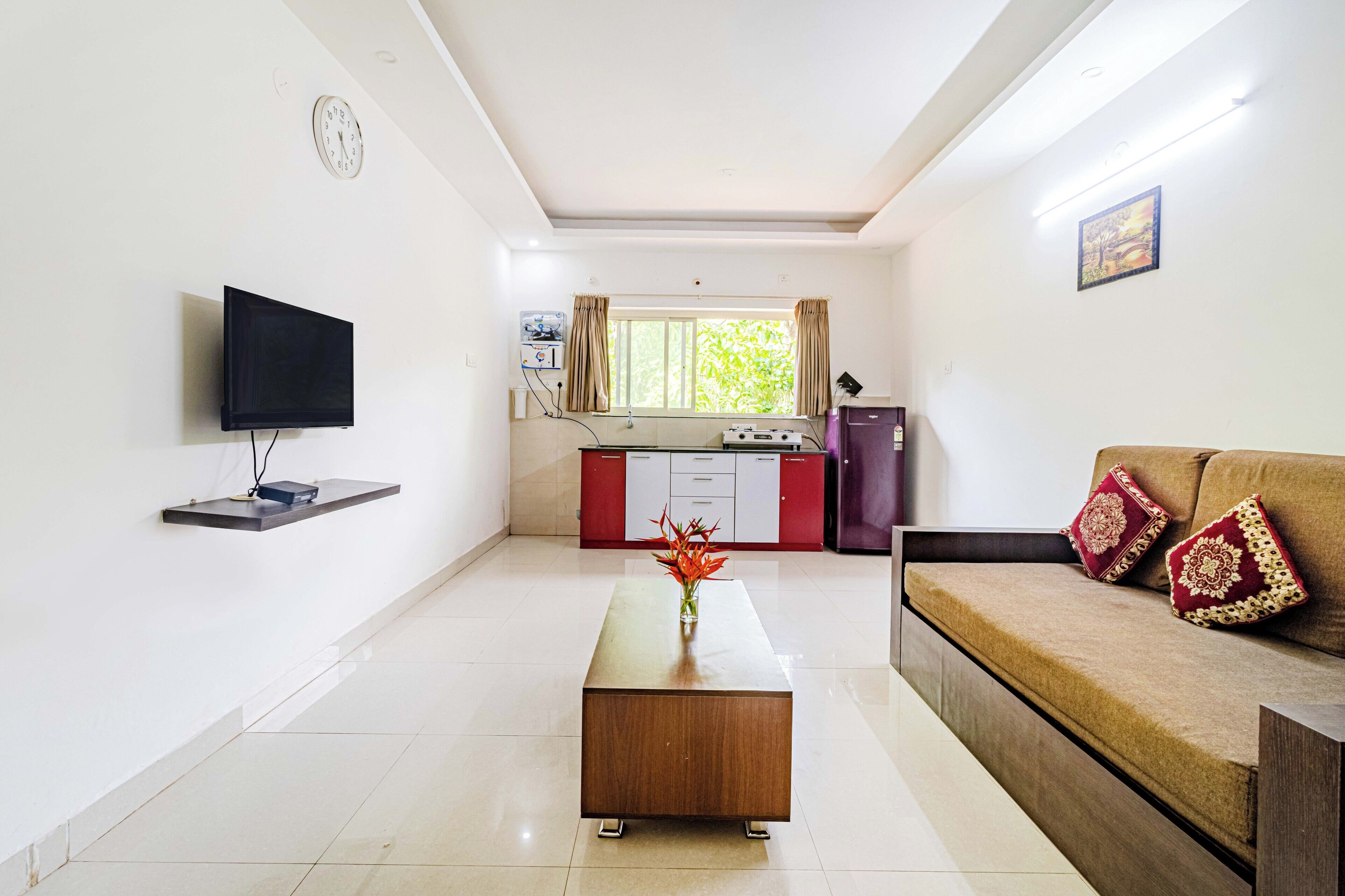 Deluxe Apartment | Living area | 32-inch flat-screen TV with digital channels