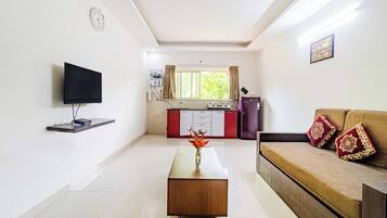 Leilighet – deluxe | Oppholdsområde | En 32-tommers Flatskjerm-TV med digitale kanaler